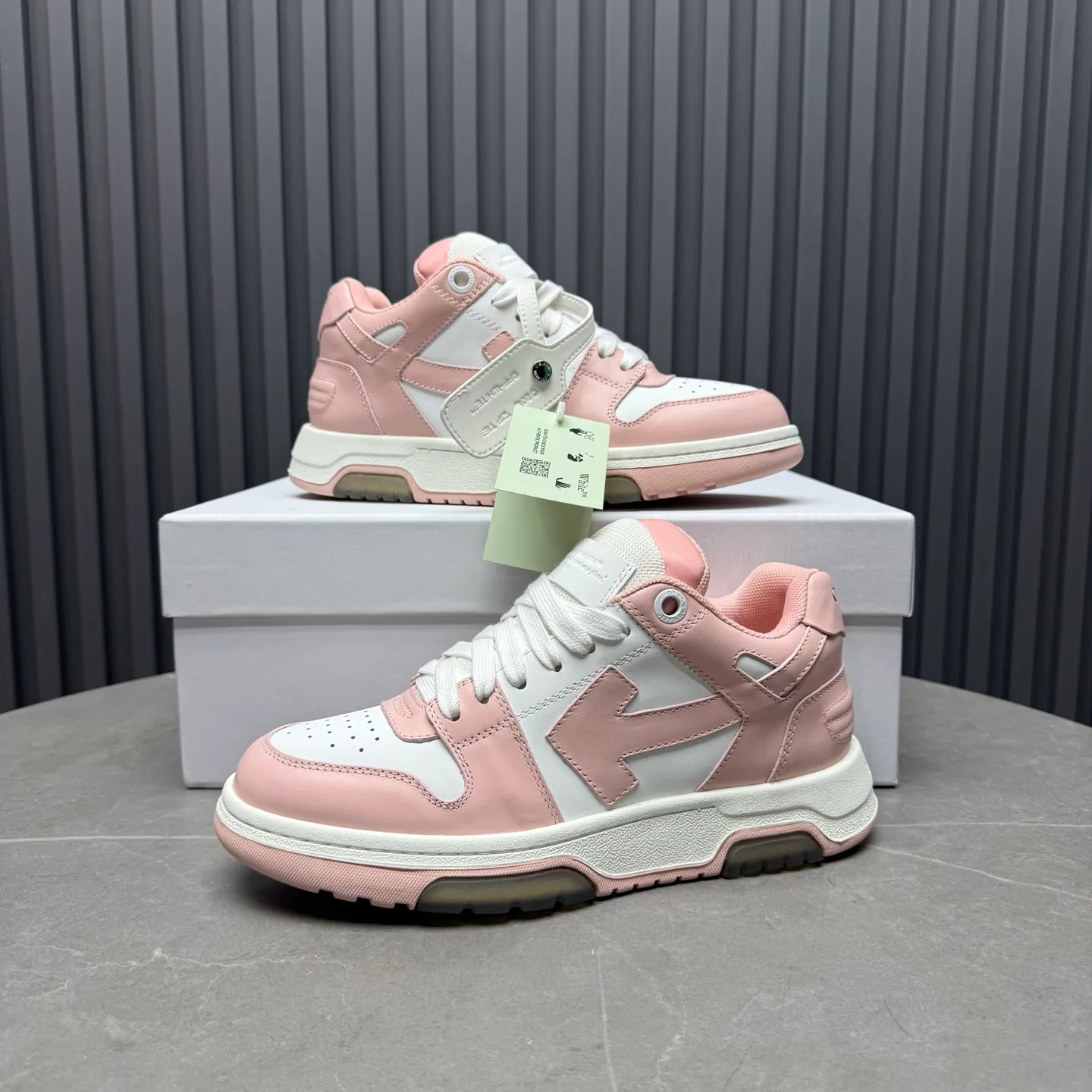 【off- white】P: 620💰Couple model👫, Size: 35-44 (Customized for men 38.45.46) High-quality version👊 "Out of office" series original molding, original lasting, production process 1:1 Original ➰OFF GRAY WHITE OW ➰ First-layer cowhide Imported skin-friendly and environmentally friendly polyester mesh Original molding high elastic and environmentally friendly molding pad Made with the original lasting process. The original molded rubber outsole (never yellows and deforms) has a super correct shape, bright color and strong three-dimensional effect👍. Packaging💯Full set of packaging synchronized with the official website (branded paper, certificate of quality, branded cloth bag)